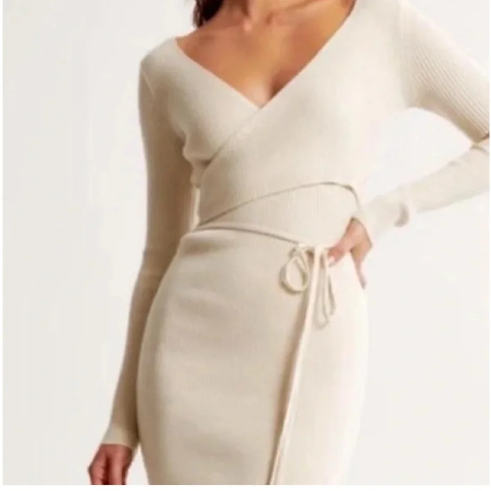NWT Abercrombie & Fitch long sleeve wrap midi sweater dress cream Large petite - Picture 3 of 12